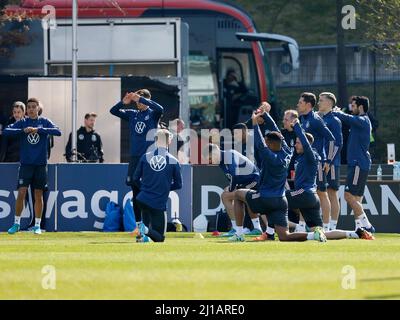 Frankfurt, Deutschland. 23rd Mar, 2022. firo: 03/23/2022 Fuvuball, soccer, national team, training, Germany DFB picture: v. left Stretch warm up Credit: dpa/Alamy Live News Stock Photo