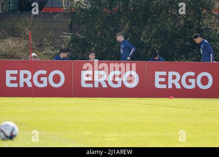 Frankfurt, Deutschland. 23rd Mar, 2022. firo: 03/23/2022 Fuvuball, soccer, national team, training, Germany DFB player behind the ERGo advertising board Credit: dpa/Alamy Live News Stock Photo