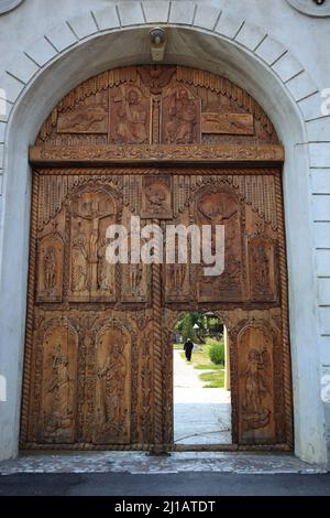 Portal des Männerkloster Cocos, bei Tulcea, Dobrudscha, Rumänien  /  Portal of the men's monastery Cocos, near Tulcea, Dobruja, Romania (Aufnahmedatum Stock Photo