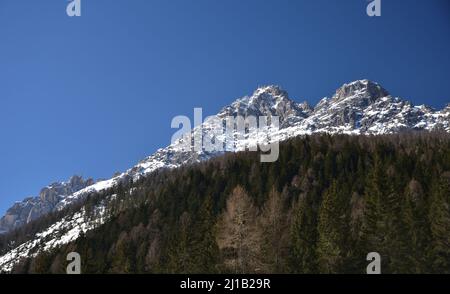 From Cima Tre Scarperi the snow-covered sides of the mountain descend gently to meet the Val Fiscalina Stock Photo