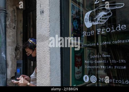YOUNG WOMAN ON THE PHONE, AMBIANCE ON THE RUE FROIDE, CAEN, CALVADOS, NORMANDY, FRANCE Stock Photo