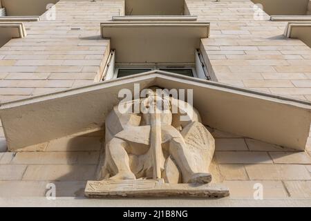 STATUE OF WILLIAM THE CONQUEROR, KING OF ENGLAND, PLACE DE LA REINE MATHILDE, CAEN, CALVADOS, NORMANDY, FRANCE Stock Photo