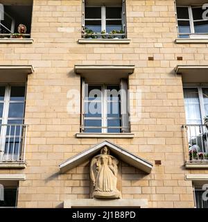 PSTATUE OF QUEEN MATILDA (MATILDA OF FLANDERS, DUCHESS OF NORMANDY AND WIFE OF WILLIAM THE CONQUEROR) ON A BUILDING ON THE PLACE DE LA REINE MATHILDE, CAEN, CALVADOS, NORMANDY, FRANCE Stock Photo