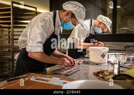 THE MAKING OF CHOCOLATES AT THE CHOCOLATRIUM, CLUIZEL CHOCOLATE FACTORY, DAMVILLE, MESNIL-SUR-ITON, EURE, NORMANDY, FRANCE Stock Photo