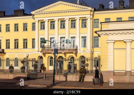 SECURITY CONTROL IN FRONT OF THE PRESIDENTIAL PALACE, HELSINKI, FINLAND, EUROPE Stock Photo