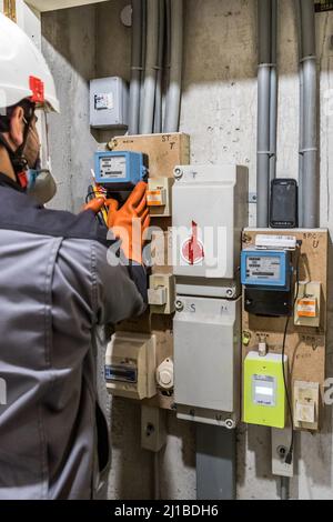 INSTALLATION, REPLACEMENT OF AN OLD ELECTRIC METER WITH A LINKY METER, CHARENTON LE PONT (94), VAL DE MARNE, ILE DE FRANCE, FRANCE, EUROPE Stock Photo