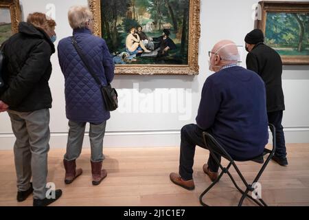 Courtauld Art Gallery Somerset House The Strand London March 2022 Visitors observe A Study for ‘Le Dejeuner sur l’herbe’ (Luncheon on the grass) by Ed Stock Photo