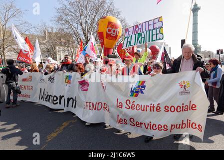 Pensioners take to the streets of Paris for an increase in their pensions Stock Photo