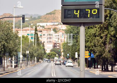 Termómetro callejero en una calle marcando 47 grados celsius Stock Photo