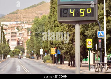 Termómetro callejero en una calle marcando 49 grados celsius Stock Photo
