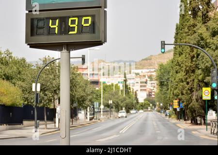 Termómetro callejero en una calle marcando 49 grados celsius Stock Photo