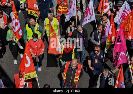 Marseille, France. 24th Mar, 2022. Protesters hold flags during the demonstration. Retirees have held protests in some 20 towns across France to demand higher pensions and better access to health care services. The protests started three weeks before the French presidential election, with the first round taking place on April 10, 2022. Credit: SOPA Images Limited/Alamy Live News Stock Photo