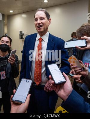 Washington, United States. 24th Mar, 2022. U.S. Senator Ron Wyden (D-OR) speaks with reporters near the Senate Subway. Credit: SOPA Images Limited/Alamy Live News Stock Photo