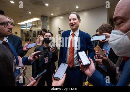 Washington, United States. 24th Mar, 2022. U.S. Senator Ron Wyden (D-OR) speaks with reporters near the Senate Subway. Credit: SOPA Images Limited/Alamy Live News Stock Photo