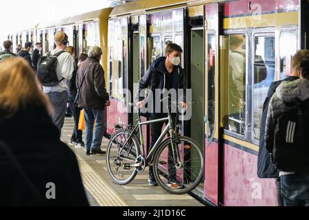 Berlin, Germany. 24th Mar, 2022. A passenger wearing a face mask gets on a train in Berlin, capital of Germany, on March 24, 2022. Germany's daily number of COVID-19 infections exceeded 300,000 for the first time since the start of the pandemic, the Robert Koch Institute (RKI) for infectious diseases said on Thursday. Credit: Stefan Zeitz/Xinhua/Alamy Live News Stock Photo