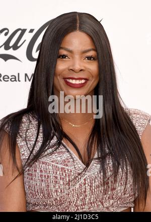 Janelle James walking on the red carpet at the 31st Annual Critics