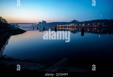 Kiel, Germany. 25th Mar, 2022. The sun rises over the Kiel Canal behind the high bridge in Holtenau. The annual balance PK General Directorate the General Directorate of Waterways and Shipping gives the traffic figures for the year 2021 for the Kiel Canal. Credit: Axel Heimken/dpa/Alamy Live News Stock Photo