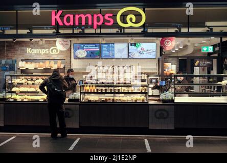 22.01.2022, Germany, Berlin, Berlin - Branch of the bakery chain Kamps in Berlin main station. 00A220122D040CAROEX.JPG [MODEL RELEASE: NO, PROPERTY RE Stock Photo