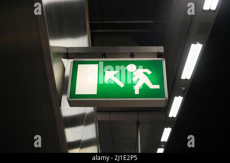 22.01.2022, Germany, Berlin, Berlin - sign emergency exit in Berlin main station (low). 00A220122D009CAROEX.JPG [MODEL RELEASE: NOT APPLICABLE, PROPER Stock Photo