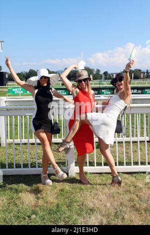 04.09.2021, Germany, Baden-Wuerttemberg, Iffezheim - elegantly dressed women with hats are happy about their winnings on the racecourse. 00S210904D356 Stock Photo