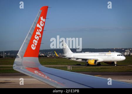 A model easyjet Airbus 320 plane on a white background Stock Photo - Alamy
