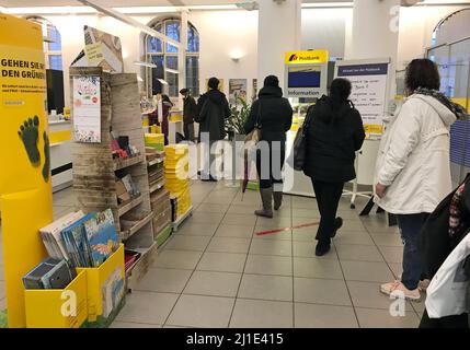 04.01.2022, Germany, , Berlin - Queue in a branch of the Postbank. 00S220104D785CAROEX.JPG [MODEL RELEASE: NO, PROPERTY RELEASE: NO (c) caro images / Stock Photo