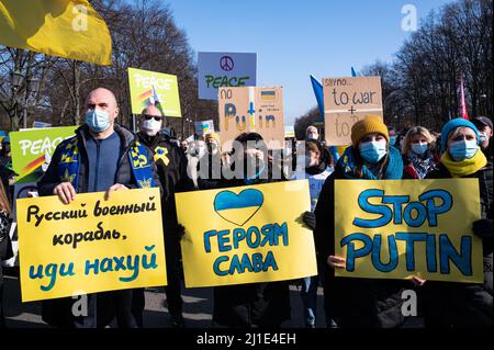 27.02.2022, Germany, , Berlin - In Berlin, several hundred thousand people protested for peace in Europe and against Russia's illegal war of aggressio Stock Photo