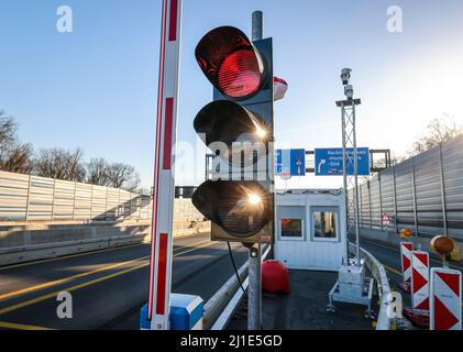 20.12.2021, Germany, North Rhine-Westphalia, Recklinghausen - Barrier system on the A43 due to dilapidated bridge to control vehicles weighing 3.5 ton Stock Photo