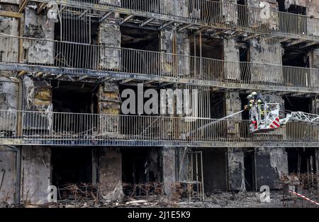 22.02.2022, Germany, North Rhine-Westphalia, Essen - Major fire in Essen's Weststadt. Due to the danger of collapse, the ruins of the apartment block Stock Photo