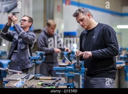 08.03.2022, Germany, North Rhine-Westphalia, Oberhausen - Apprentices in metal trades. Apprentices filing away during basic training at the MAN Traini Stock Photo