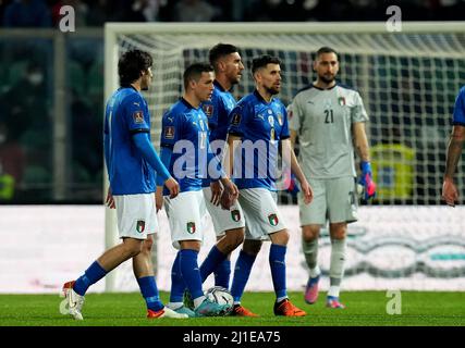 PALERMO, ITALY - MARCH 24: Sandro Tonali,Giacomo Raspadori ,Lorenzo Pellegrini ,Jorginho Frello and Gianluigi Donnarumma of Italy Disappointed for the defeat ,during the 2022 FIFA World Cup Qualifier knockout round play-off match between Italy and North Macedonia at Stadio Renzo Barbera on March 24, 2022 in Palermo, . (Photo by MB Media) Stock Photo