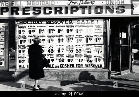 13th Avenue in Borough Park Brooklyn is predominantly an orthodox Jewish  neighborhood with many signs in Hebrew as well as English Stock Photo -  Alamy