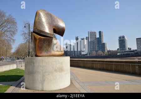 'Locking Piece', a Henry Moore sculpture on Millbank, Pimlico, London with St George's Wharf behind Stock Photo
