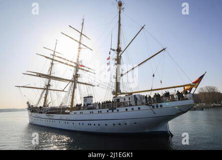 Kiel, Germany. 25th Mar, 2022. The sail training ship 'Gorch Fock' mooring at the pier at the Kiel-Wik naval base. The navy's sail training ship returned to its home port after a four-month training voyage and moors backwards at the Gorch Fock pier. Credit: Christian Charisius/dpa/Alamy Live News Stock Photo