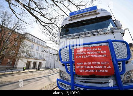 Kiel, Germany. 25th Mar, 2022. A truck stands in front of the state house during a protest against high fuel prices during a state parliament session. The demonstration with numerous vehicles led to traffic obstructions in Kiel. Credit: Christian Charisius/dpa/Alamy Live News Stock Photo