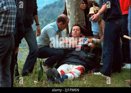 First aid for Attilio Bettega (ITA) Lancia Rally 037 GrB Martini Racing seriously injured Stock Photo