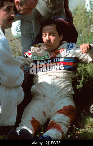 First aid for Attilio Bettega (ITA) Lancia Rally 037 GrB Martini Racing seriously injured Stock Photo