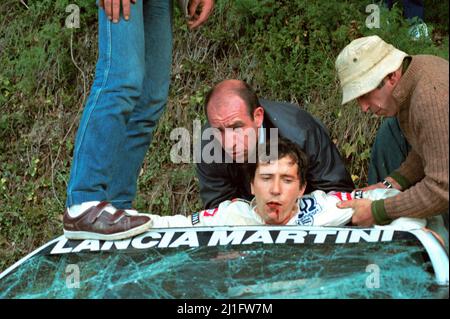 First aid for Attilio Bettega (ITA) Lancia Rally 037 GrB Martini Racing seriously injured Stock Photo