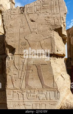 Bas-relief of pharaoh wearing the deshret, or red crown, making an offering to a deity, Temple of Karnak, Luxor Stock Photo