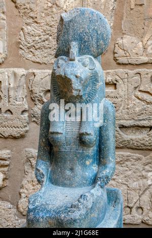 Statue of the lion-headed goddess Sekhmet in the Mortuary Temple of Ramesses III, Medinet Habu Stock Photo