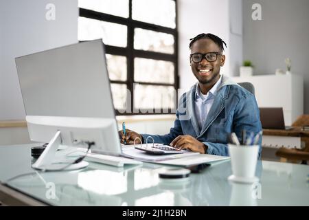 Business Accountant Accountant And Bookkeeper. Invoice And Calculator Stock Photo