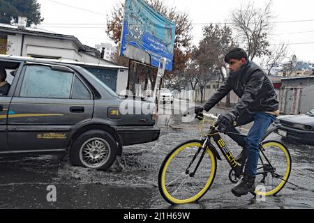 Kabul, Afghanistan. 22nd Feb, 2022. (2/22/2022) Kabul, Afghanistan, February March 2022. Traffic on a rainy day in kabul. Man on bicycle (Photo by Teun Voeten/Sipa USA) Credit: Sipa USA/Alamy Live News Stock Photo