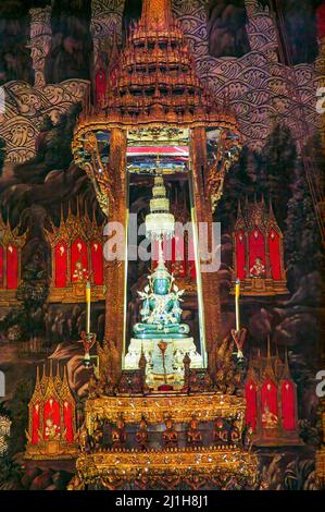 The Emerald Buddha is a statue of the meditating Gautama Buddha seated in a meditative posture, made of a semi-precious green stone.  Grand Palace, พร Stock Photo