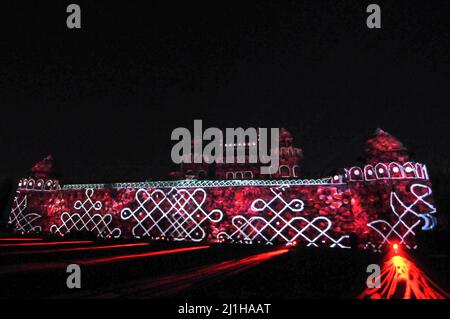 India. 25th Mar, 2022. Attendees gather to watch the Projection Mapping on the front facade of the Red Fort in New Delhi, India on March 25, March 2022. (Photo by Ravi Batra/Sipa USA) Credit: Sipa USA/Alamy Live News Stock Photo