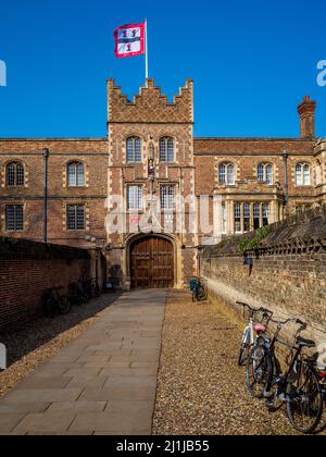 Jesus College Cambridge - Main gate entrance walkway, known as the chimney, to Jesus College, part of the University of Cambridge. Founded in 1496. Stock Photo