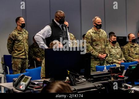 Jasionka, Poland. 25th Mar, 2022. U.S Secretary of Defense Lloyd Austin, left, speaks with members of the 82nd Airborne Division at the Combined Operations and Intelligence Centre, March 25, 2022 in Jasionka, Poland. Credit: Sgt. Gerald Holman/U.S. Army/Alamy Live News Stock Photo