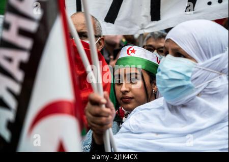 Madrid, Spain. 26th Mar, 2022. Saharawi community and supporters are seen during a demonstration in front of the Ministry of Foreign Affairs. Thousands have gathered to protest against the Spanish government's support for Morocco's autonomy plan for Western Sahara, which grants a limited autonomy to Western Sahara. Pro-independence groups as well as Algeria oppose the proposal. Credit: Marcos del Mazo/Alamy Live News Stock Photo