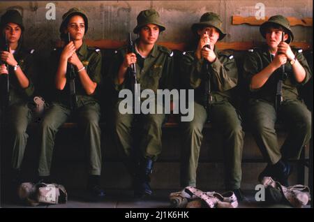 1989 Israeli woman soldiers practice using uzi submachine guns Stock Photo