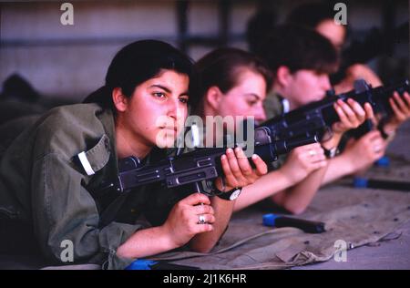 1989 Israeli woman soldiers practice using uzi submachine guns Stock Photo