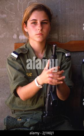 1989 Israeli woman soldiers practice using uzi submachine guns Stock Photo